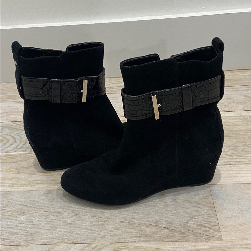 Bandolino Dayden Black Suede Leather Zip Wedge Ankle Boots Womens Size 7 1/2